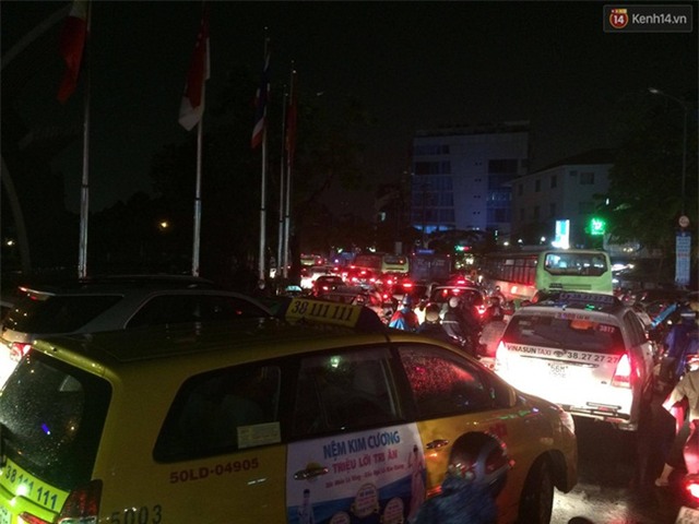 Mưa lớn, nhiều tuyến đường ở Sài Gòn ngập nặng, giao thông hỗn loạn - Ảnh 19.
