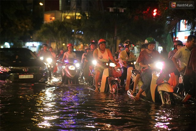 Mưa lớn, nhiều tuyến đường ở Sài Gòn ngập nặng, giao thông hỗn loạn - Ảnh 2.