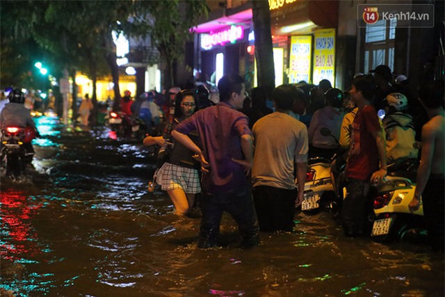 Mưa lớn, nhiều tuyến đường ở Sài Gòn ngập nặng, giao thông hỗn loạn - Ảnh 5.