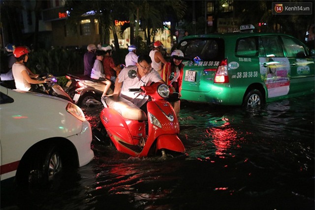 Mưa lớn, nhiều tuyến đường ở Sài Gòn ngập nặng, giao thông hỗn loạn - Ảnh 6.