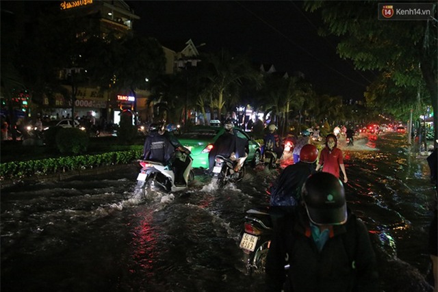 Mưa lớn, nhiều tuyến đường ở Sài Gòn ngập nặng, giao thông hỗn loạn - Ảnh 7.