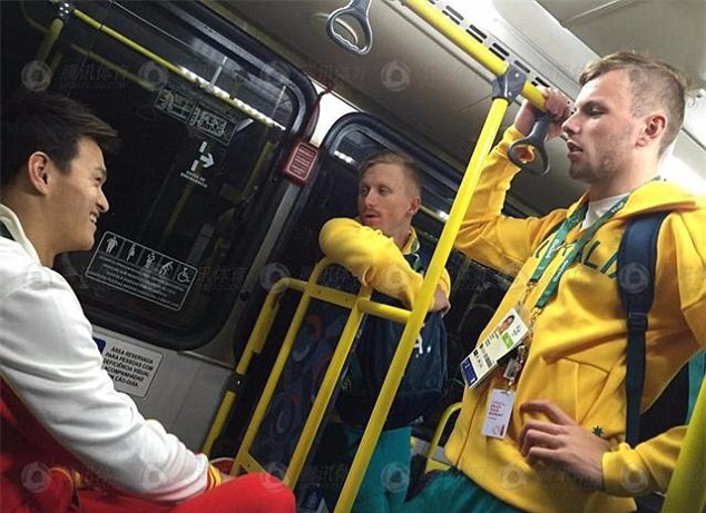 Bức ảnh trai đẹp khóc nhè của đội bơi Trung Quốc quấn khăn tắm màu hồng gây sốt - Ảnh 6.