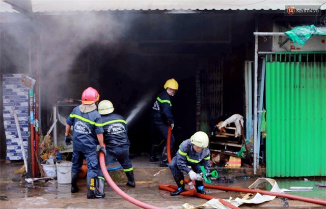 Cụ già 90 tuổi kêu cứu trong căn nhà bốc cháy dữ dội giữa trưa ở Sài Gòn - Ảnh 3.