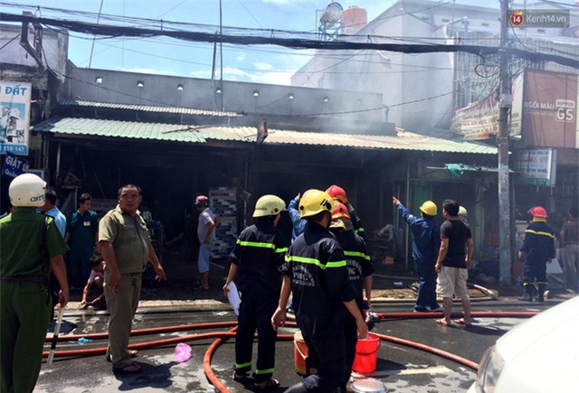 Cụ già 90 tuổi kêu cứu trong căn nhà bốc cháy dữ dội giữa trưa ở Sài Gòn - Ảnh 4.