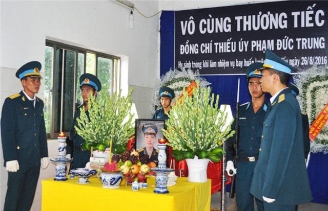 Lễ tang phi công Phạm Đức Trung