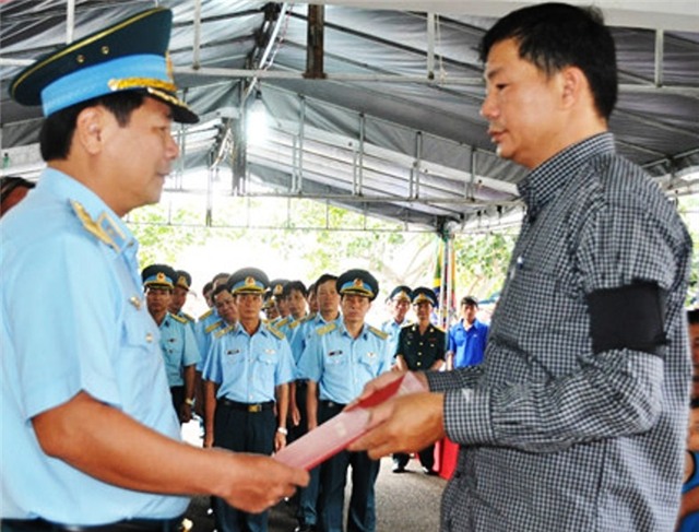 Sáng cùng ngày (27/8), Trung tướng Lê Huy Vịnh, Uỷ viên Trung ương Đảng, Tư lệnh Quân chủng Phòng không Không quân đã trao quyết định của Bộ trưởng Bộ Quốc phòng truy phong quân hàm từ Thượng sĩ lên Thiếu úy với học viên Phạm Đức Trung cho đại diện gia đình