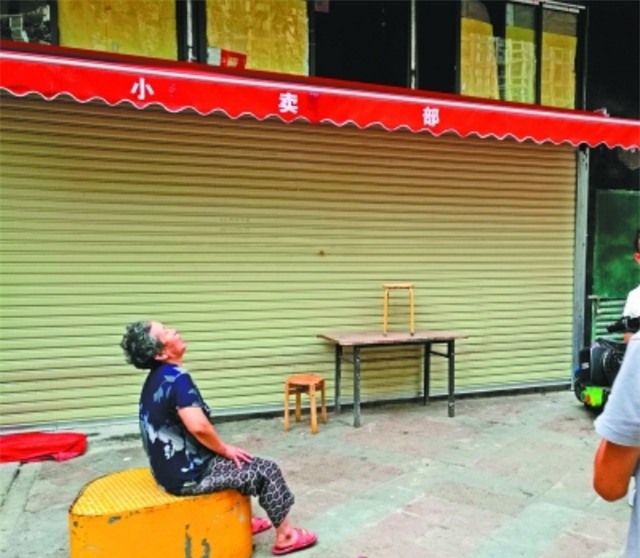 Bé gái 12 tuổi chết thảm vì bị cửa cuốn nuốt trọn khi đang say ngủ - Ảnh 8.