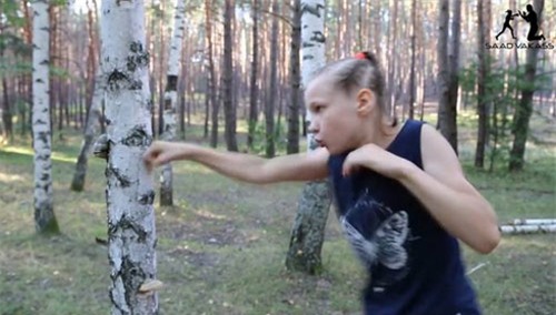 Kinh ngạc bé gái 9 tuổi tay không đấm nát cây - 2