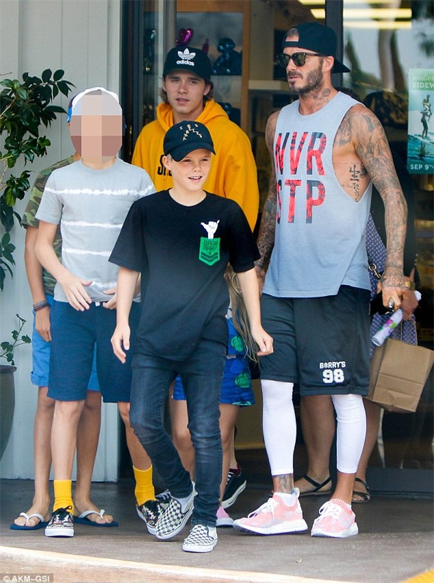 Harper mút kẹo đáng yêu, Cruz xuất hiện điển trai bên bố Beckham và các anh - Ảnh 3.