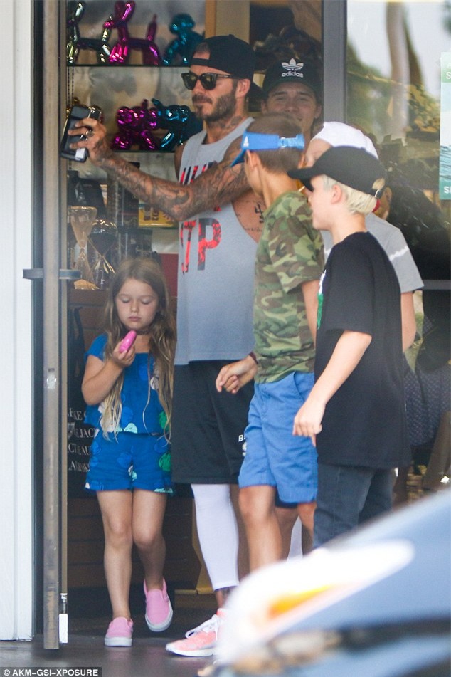 Harper mút kẹo đáng yêu, Cruz xuất hiện điển trai bên bố Beckham và các anh - Ảnh 5.
