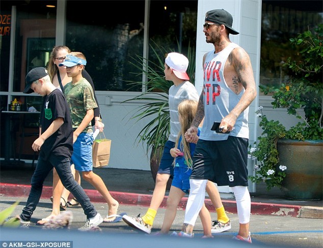 Harper mút kẹo đáng yêu, Cruz xuất hiện điển trai bên bố Beckham và các anh - Ảnh 6.