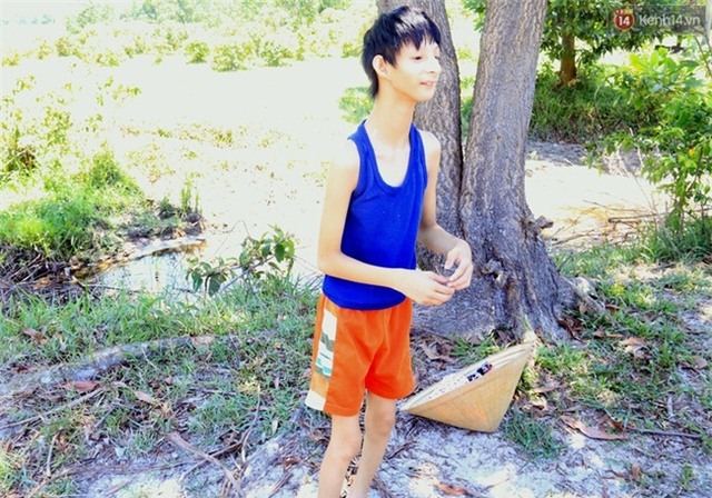 Cuộc sống cùng cực của cậu bé người khỉ 14 tuổi nhưng chỉ cao 0,8 mét, nặng 7kg ở Huế - Ảnh 2.