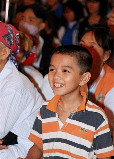 Cháu lớn của anh Trường do bị chảy máu khớp tái phát nhiều lần gây ra biến dạng khớp, cháu không thể đi lại bình thường được nữa.