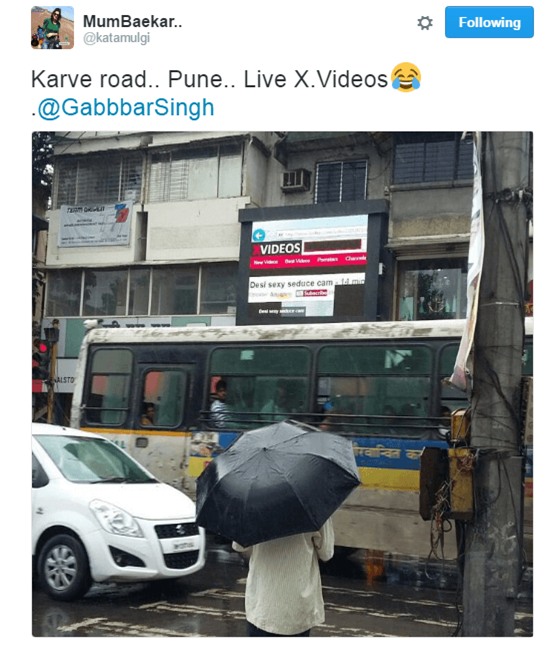 Ấn Độ: Chiếu nhầm phim nóng trên bảng quảng cáo ngoài trời, các tài xế dừng xem đến tắc đường - Ảnh 1.