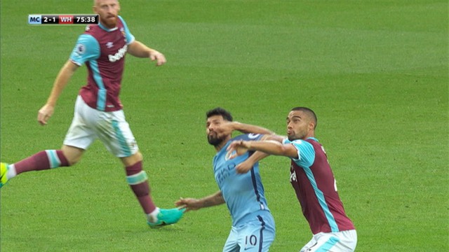 Giật cùi chỏ vào mặt đối thủ, Aguero đối mặt nguy cơ ngồi ngoài derby Manchester - Ảnh 2.