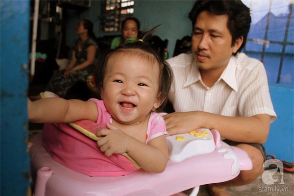 Người cha mù đang chơi với con.