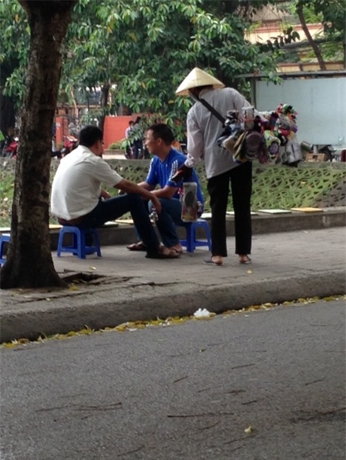 Sự thật sau những em bé ngủ mê mệt trên lưng mẹ đi bán hàng rong - Ảnh 1