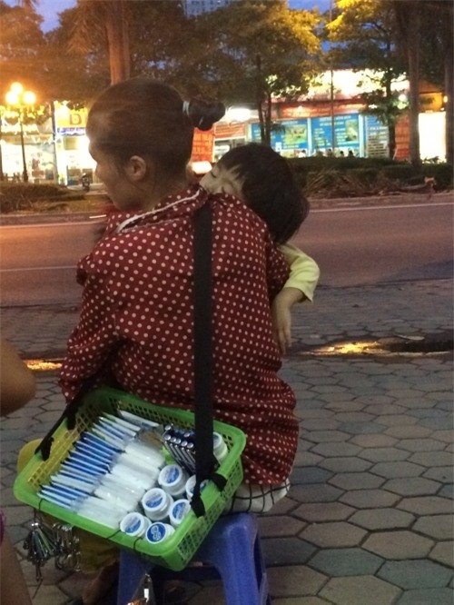 Sự thật sau những em bé ngủ mê mệt trên lưng mẹ đi bán hàng rong - Ảnh 2