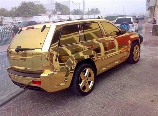 Những chiếc SUV bằng vàng không khó để tìm thấy trên đường phố Dubai.