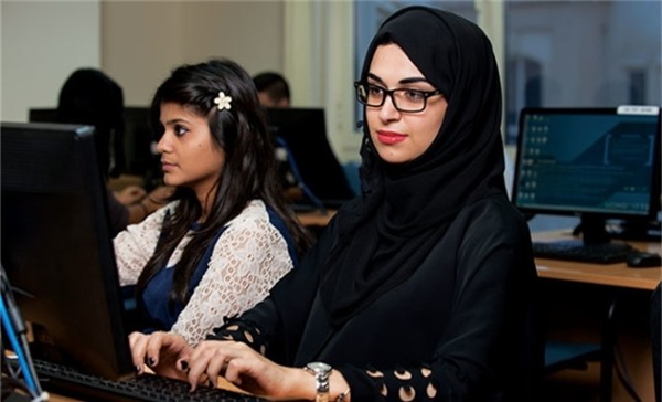 Họ thà để vợ rửa chén, lo toan việc nhà đến tróc da tay còn hơn là để vợ đi làm.