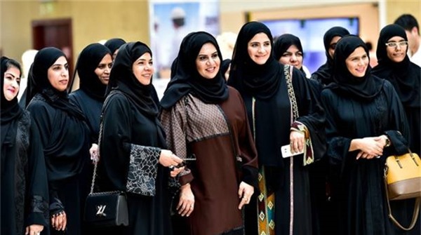 Các cô dâu xứ người&nbsp;còn buộc phải hạn chế tối đa việc tiếp xúc với&nbsp;những người bạn khác giới nếu không muốn bị coi là&nbsp;hành xử không&nbsp;đúng mực.