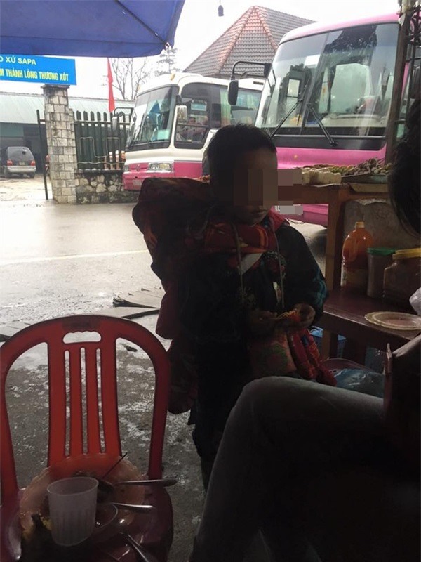 Nhiều trẻ nhỏ bị chính bố mẹ của mình hướng dẫn đi ăn xin người đi đường. (Ảnh: Trịnh Văn Huy)