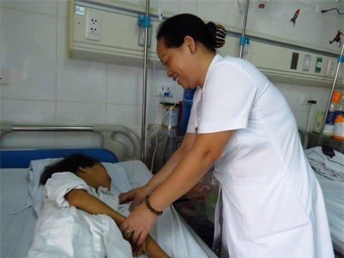 be 6 tuoi bi thung thuc quan do nuot do choi o nha tre hinh anh 2