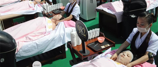 Hàn Quốc: Cận cảnh quy trình làm mặt nạ dưỡng da bẩn khiến nhiều người rùng mình - Ảnh 1.