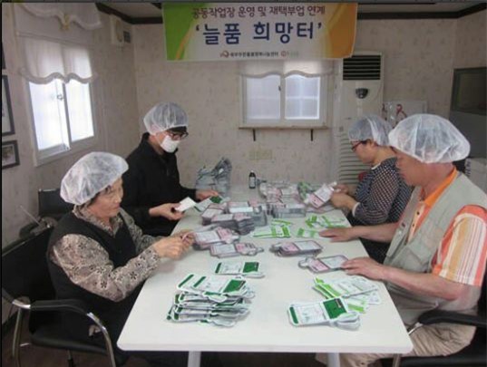 Hàn Quốc: Cận cảnh quy trình làm mặt nạ dưỡng da bẩn khiến nhiều người rùng mình - Ảnh 3.