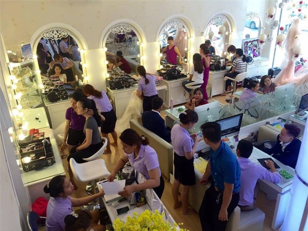 người vợ may mắn được chồng tặng siêu xe 7 tỉ