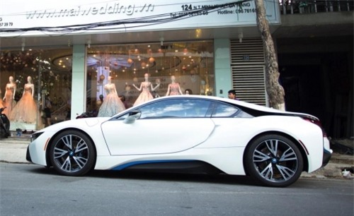 chân dung người vợ may mắn được chồng đại gia tặng siêu xe 7 tỉ