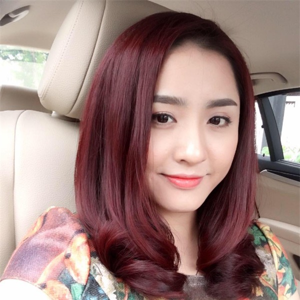 chân dung người vợ may mắn được chồng đại gia tặng siêu xe 7 tỉ