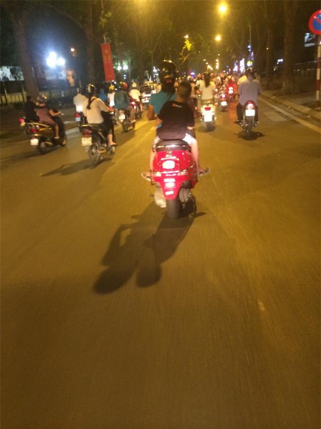 Câu nói của đứa trẻ giữa phố khiến người lớn phải xấu hổ  - Ảnh 1.