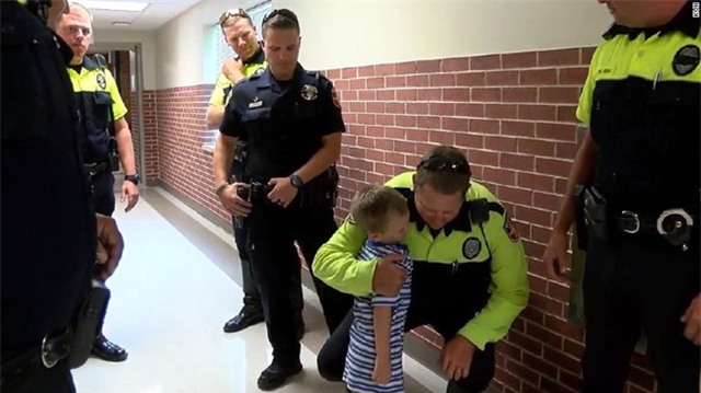 Câu chuyện buồn đằng sau bức hình em bé 4 tuổi đi khai giảng với 18 cảnh sát theo sau - Ảnh 2.