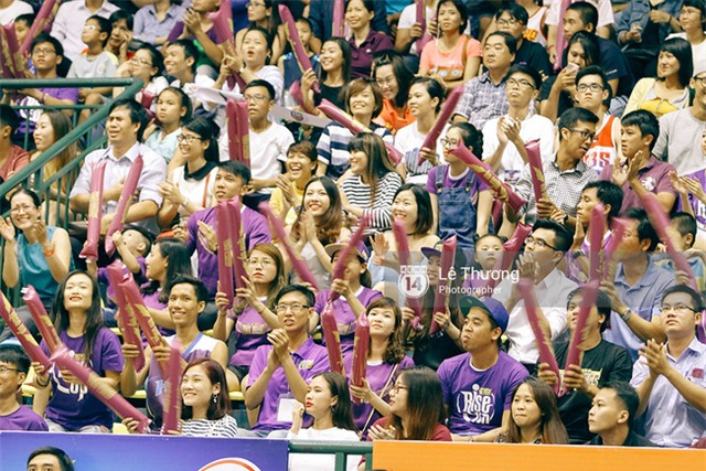 Hoa hậu Thu Thảo và Diễm My 9x cuốn hút trên khán đài trận derby bóng rổ Việt Nam - Ảnh 1.