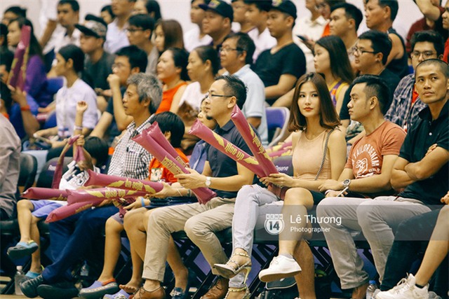 Hoa hậu Thu Thảo và Diễm My 9x cuốn hút trên khán đài trận derby bóng rổ Việt Nam - Ảnh 2.