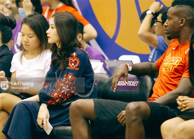 Hoa hậu Thu Thảo và Diễm My 9x cuốn hút trên khán đài trận derby bóng rổ Việt Nam - Ảnh 4.
