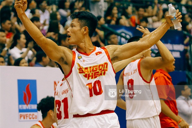 Hoa hậu Thu Thảo và Diễm My 9x cuốn hút trên khán đài trận derby bóng rổ Việt Nam - Ảnh 9.