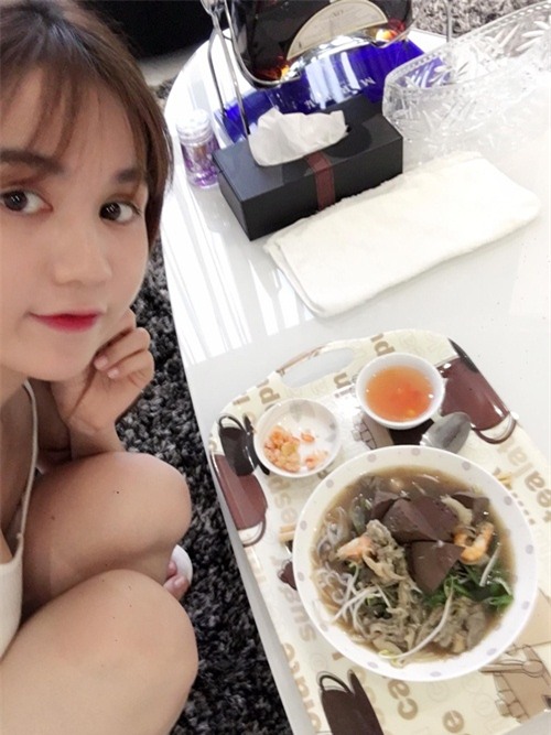 ngoc trinh tinh cam vao bep voi me ke - 4