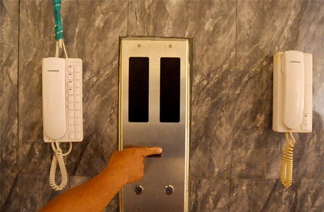 thang máy chung cu te liẹt, trẻ nhỏ 