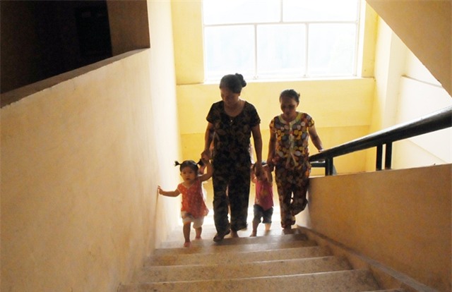 thang máy chung cu te liẹt, trẻ nhỏ 