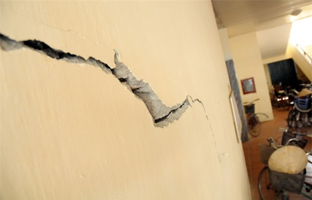 thang máy chung cu te liẹt, trẻ nhỏ 