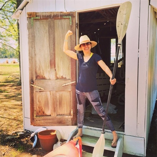 Tại xứ sở cờ hoa, Hoa hậu Việt Nam 1998 đã tìm được bến đỗ bình yên lần thứ hai với một doanh nhân. Với truyền thống sản xuất rượu nho của gia đình chồng, Ngọc Khánh cũng nỗ lực học tập nhiều kinh nghiệm về việc sản xuất cũng như việc buôn bán.