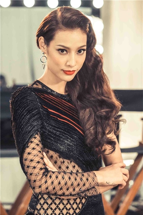 Mới đây, Lilly Nguyễn chính thức trở thành giám khảo của một chương trình mới trong lĩnh vực thời trang, làm đẹp. Thông tin này khiến khán giả, người hâm mộ của cô vô cùng bất ngờ. Tuy nhiên, với cá tính mạnh mẽ cùng cách ứng xử khá hài hước, chắc chắn Lilly Nguyễn sẽ trở thành một nhân tố đặc biệt của chương trình.