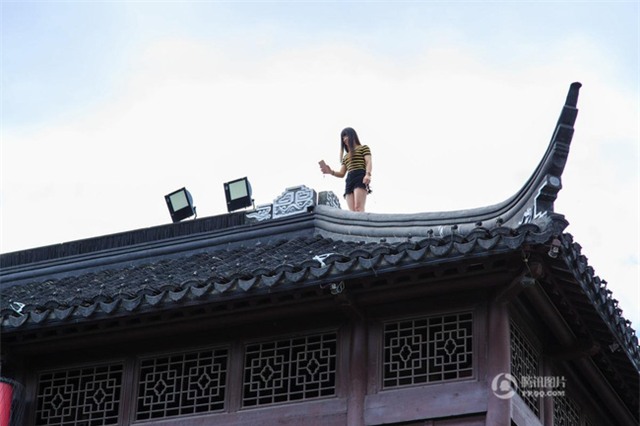 Vào khu miếu linh thiêng, cô gái trèo lên nóc nhà tự sướng khiến dư luận phẫn nộ - Ảnh 1.