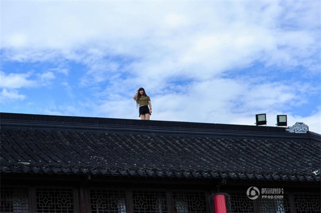 Vào khu miếu linh thiêng, cô gái trèo lên nóc nhà tự sướng khiến dư luận phẫn nộ - Ảnh 4.