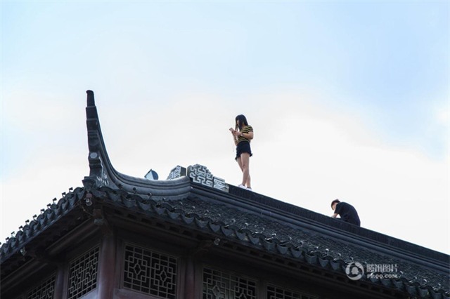 Vào khu miếu linh thiêng, cô gái trèo lên nóc nhà tự sướng khiến dư luận phẫn nộ - Ảnh 5.