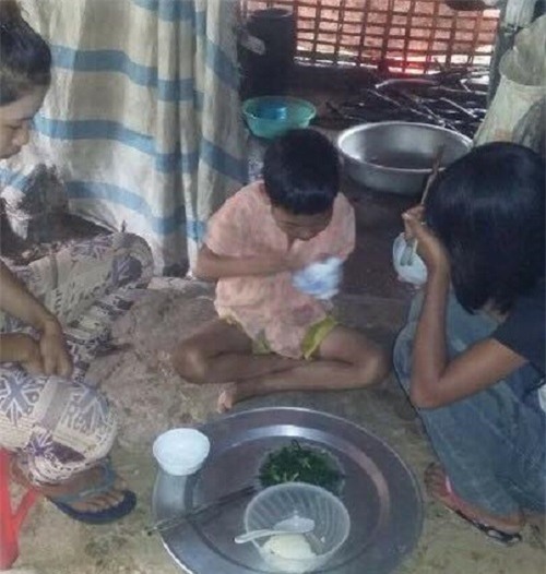 thuong 3 chi em nguoi dao mo coi an com voi muoi trang, di cay lua thue kiem tien - 1