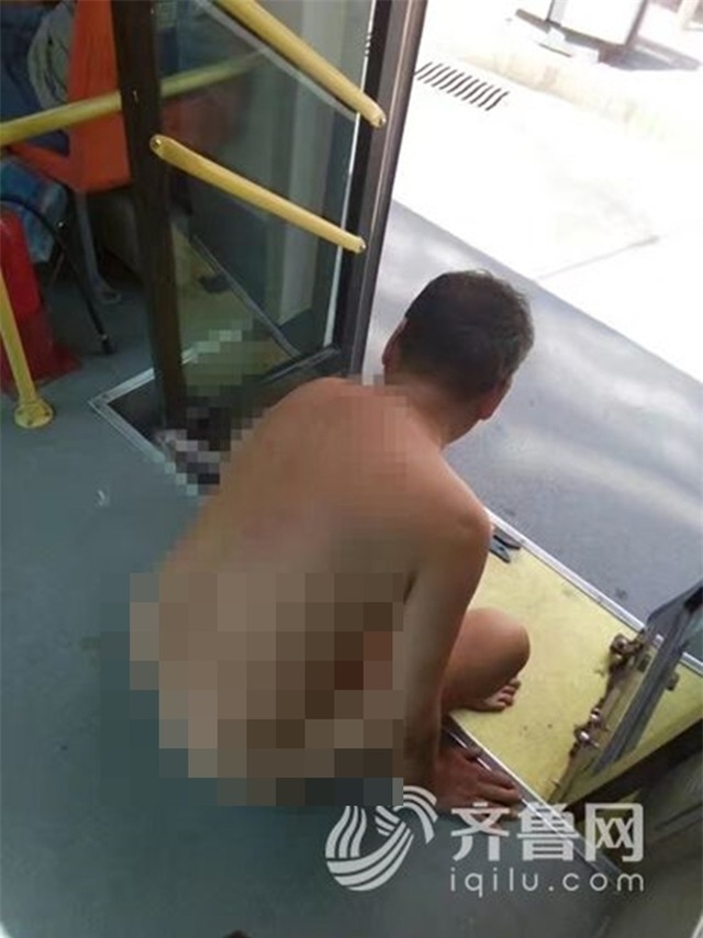 Gã đàn ông biến thái bất ngờ cởi hết quần áo để quấy rối nữ hành khách trên xe buýt - Ảnh 1.