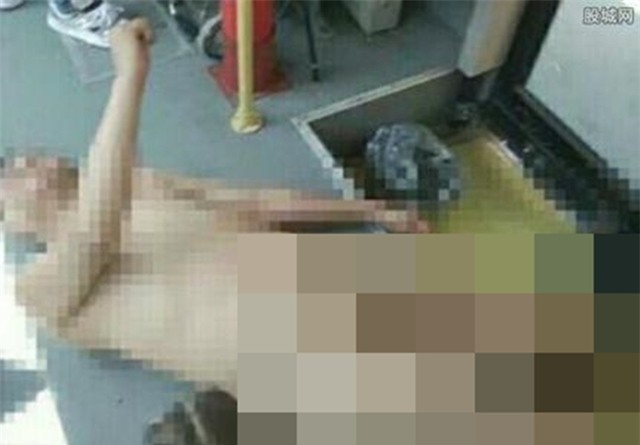 Gã đàn ông biến thái bất ngờ cởi hết quần áo để quấy rối nữ hành khách trên xe buýt - Ảnh 2.